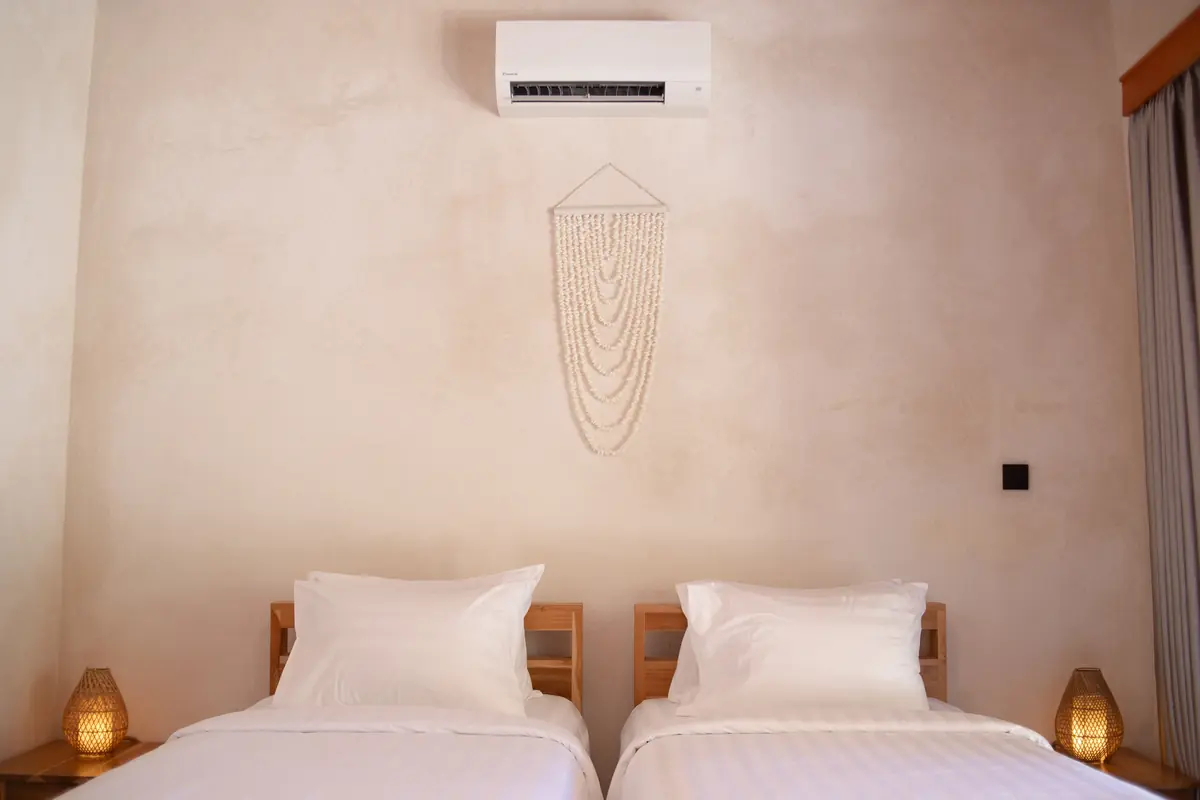 Twin beds with woven lamps in a Garden Bungalow